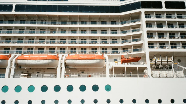 Jakie są rodzaje kabin na statku wycieczkowym i czym się różnią?